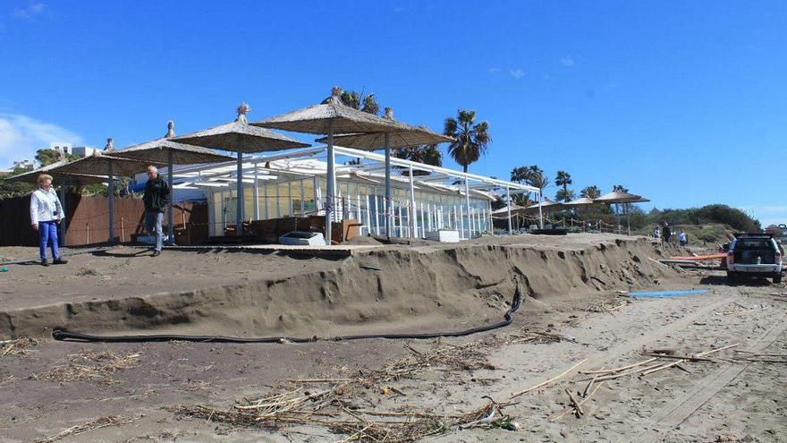 La playa de La Víbora de Marbella, afectada por el temporal.