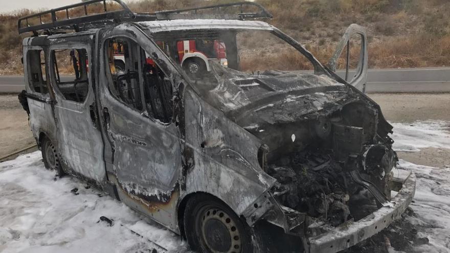 El calor provoca la combustión de una furgoneta en Bonalba