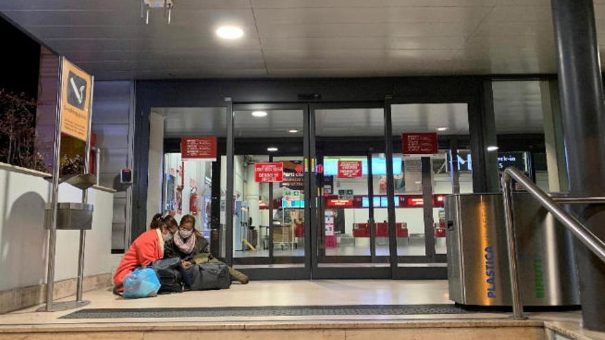 Dos mujeres con mascarillas, ayer, en la entrada del aeropuerto de Ciampino, en Roma.