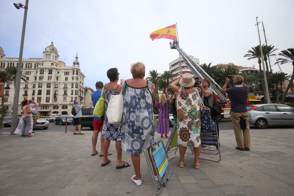 Los "Amigos de la bandera de España" reponen la enseña de la Plaza del Mar