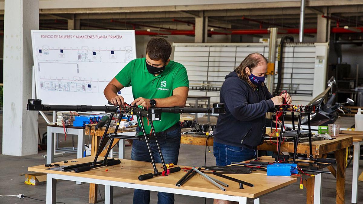 El desarrollo tecnológico de los drones les está permitiendo abarcar cada vez mayores campos de actuación. | RAFA ARJONES