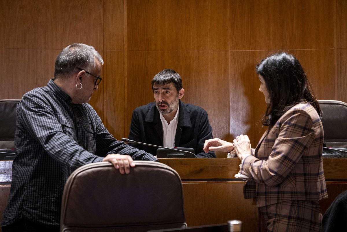 Andoni Corrales, Álvaro Sanz e Isabel Lasobras conversan en las Cortes de Aragón.