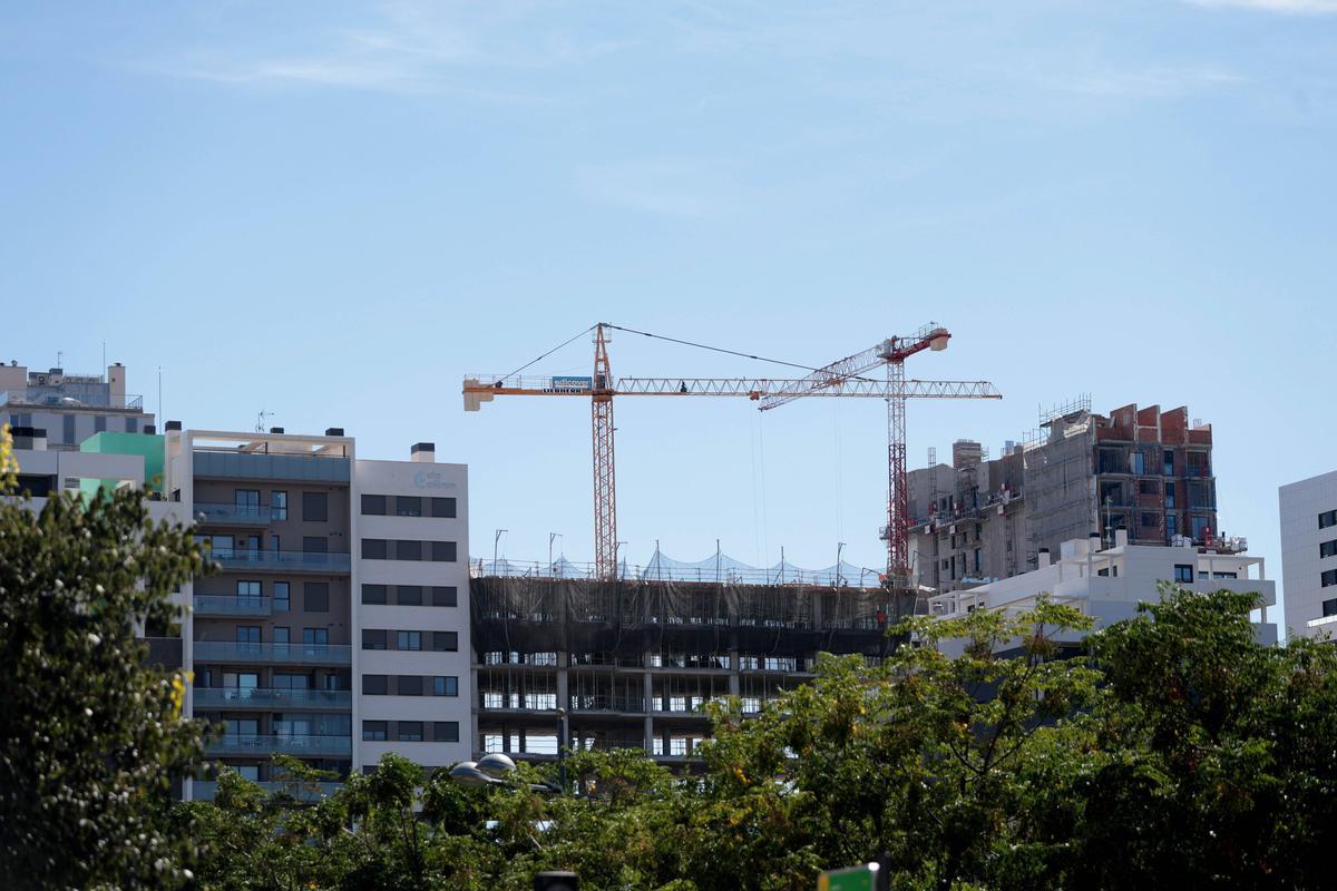 Grúas construyendo varias viviendas en València, este martes.