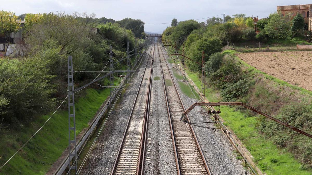 Dues vies del tren, al seu pas per les comarques gironines