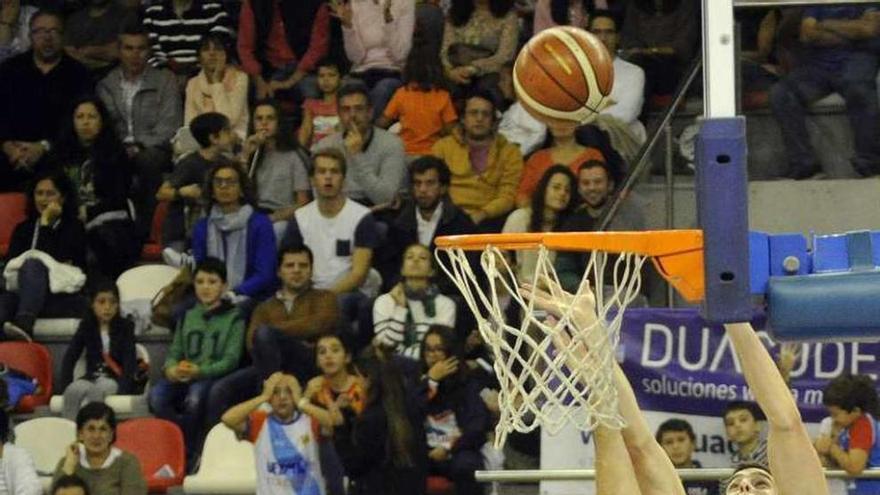 Ángel Hernández salta a canasta en un partido en Riazor.