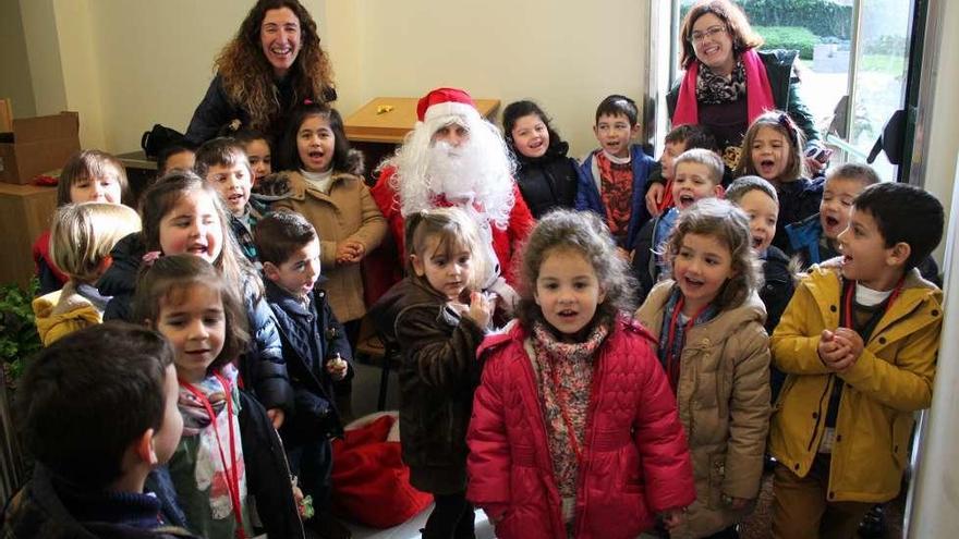 Más de 300 escolares de A Laracha asisten al festival de Navidad