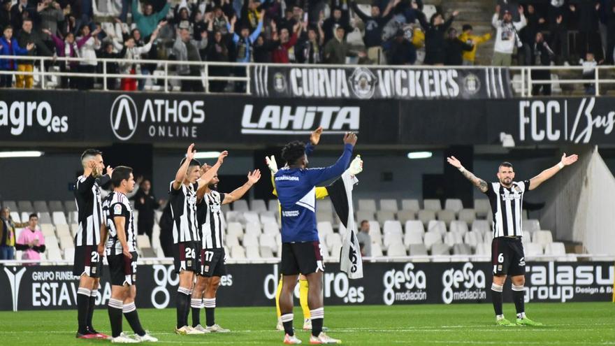 Los jugadores del FC Cartagena, celebrando con los aficionados el triunfo en casa ante el Lugo. | IVÁN URQUÍZAR