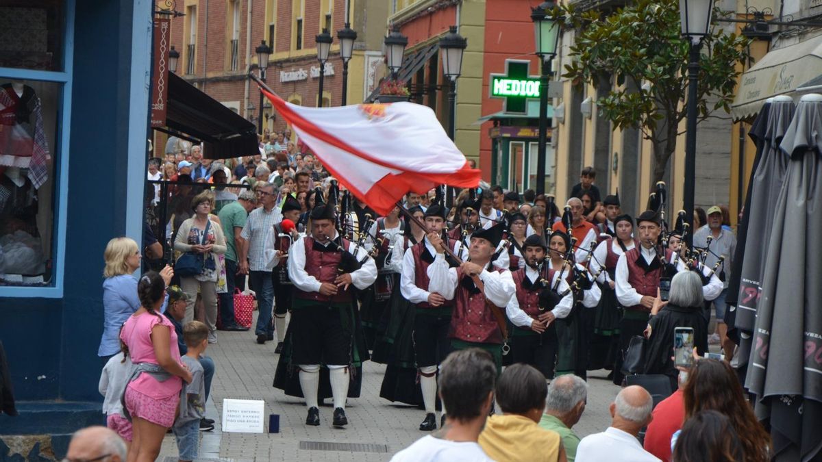 Un pasacalles de gaitas por Candás