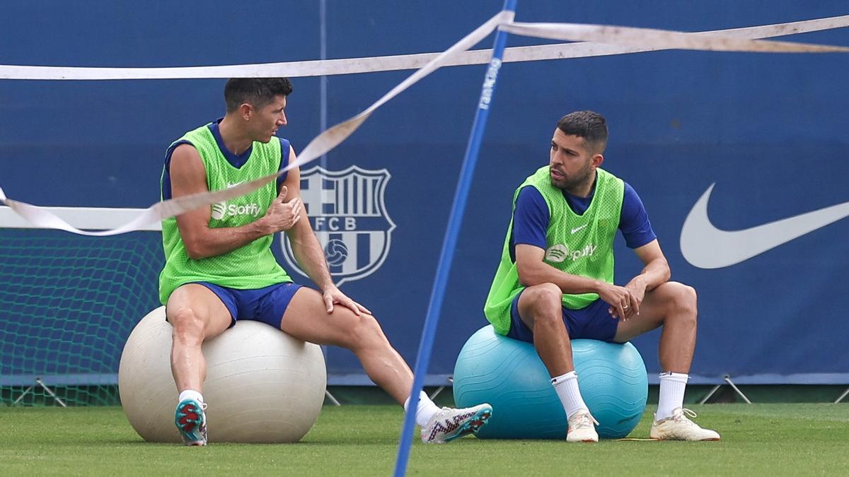 Lewandowski y Alba conversan antes del inicio del entrenamiento.