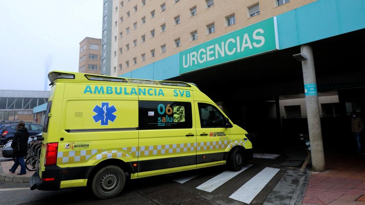 Una ambulancia llega a las Urgencias del hospital Miguel Servet, en Zaragoza, en Navidad.