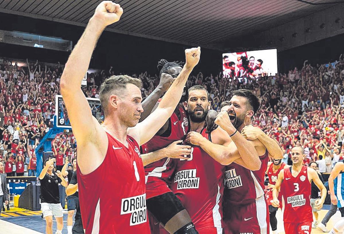 Els jugadors del Bàsquet Girona celebrant l'ascens a l'ACB