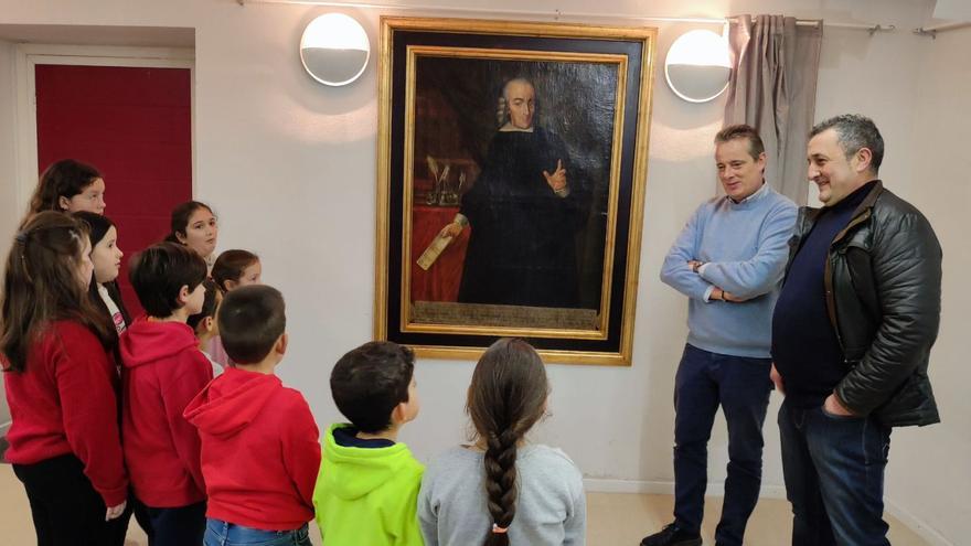 Los escolares de Primaria del colegio de San Martín observan el cuadro, en presencia de Marcelino Marcos Líndez y de Pedro Álvarez. | T. Cascudo