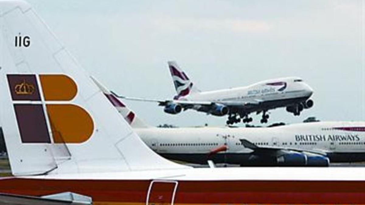 Aviones de Iberia y de British Airways operan desde el aeropuerto londinense de Heathrow, en julio pasado.