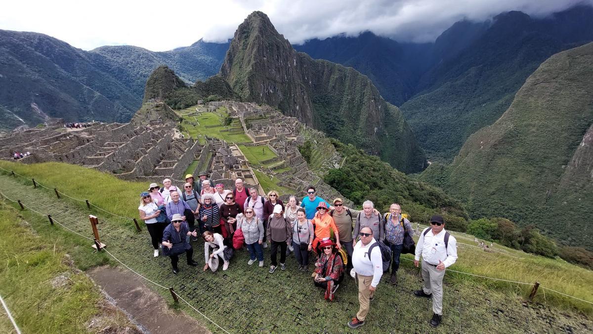 Foto de grupo, en Machu Picchu, de los viajeros que visitaron recientemente Perú de la mano de Viajes Tambre.