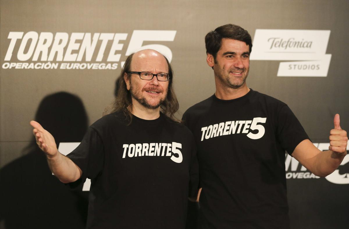 GRA105. MADRID, 30/09/2014.- El actor y director, Santiago Segura (i), junto a Jesulín de Ubrique (d), durante la presentación en Madrid de la quinta entrega de la saga "Torrente". EFE/Ballesteros