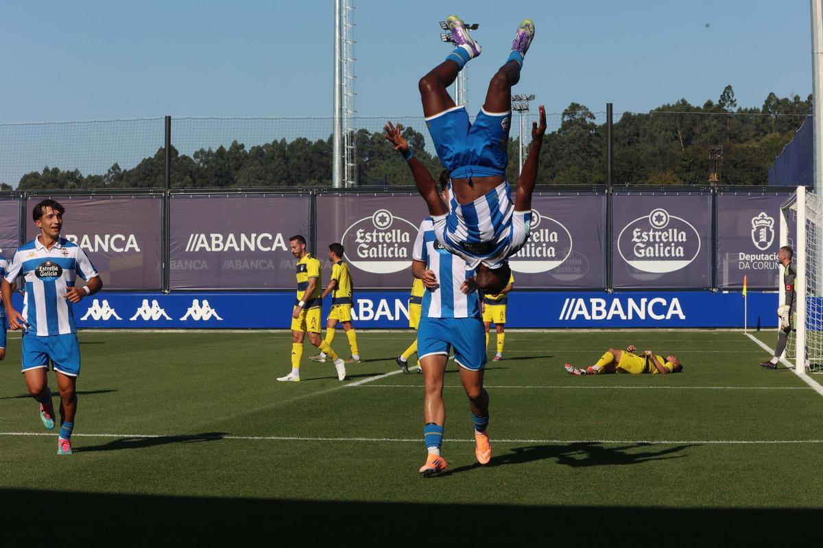Bil Nsongo celebra su primer gol contra el Langreo.