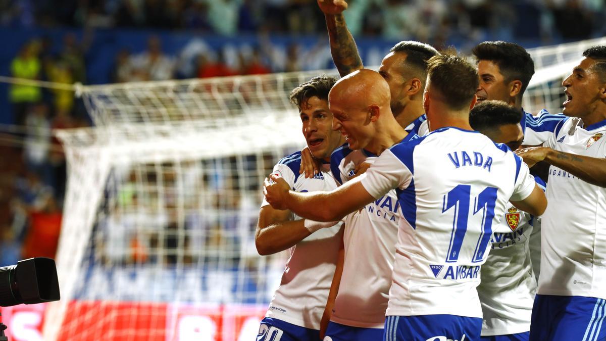 Mollejo celebra con sus compañeros el gol que marcó ante el Sporting en La Romareda.