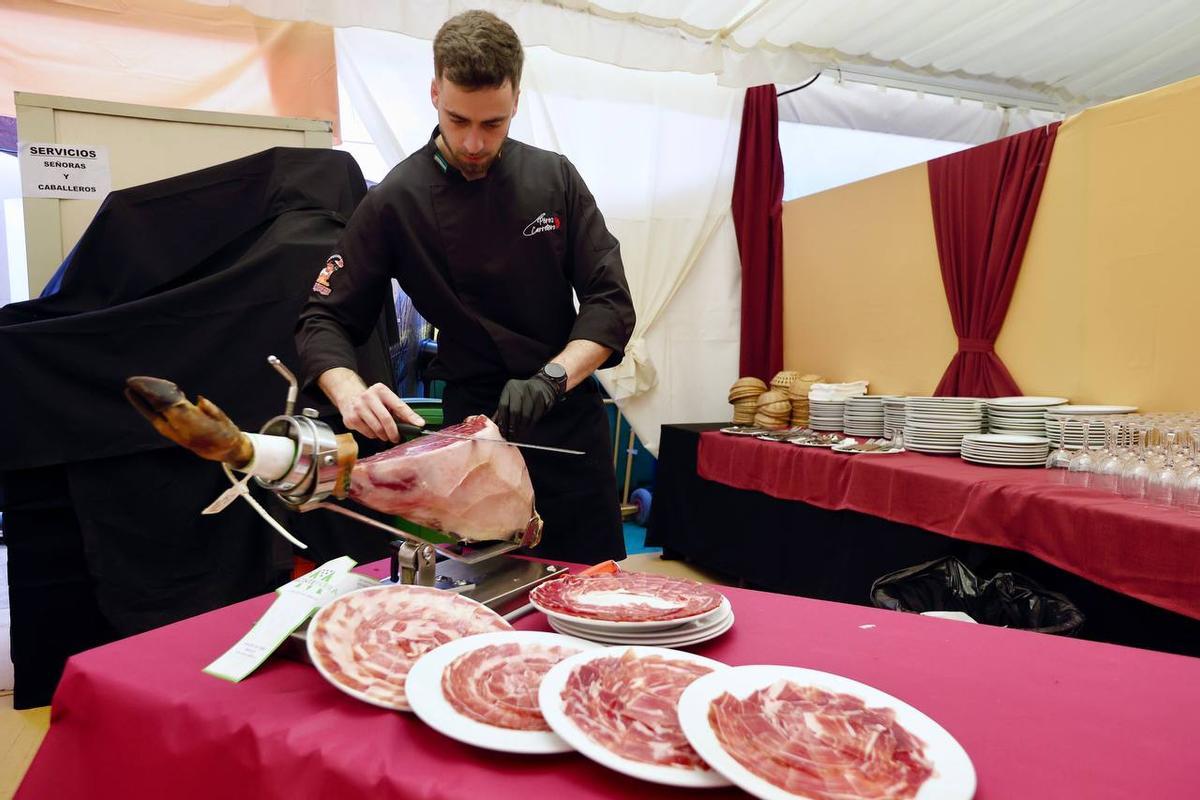 Corte de jamón en una caseta.
