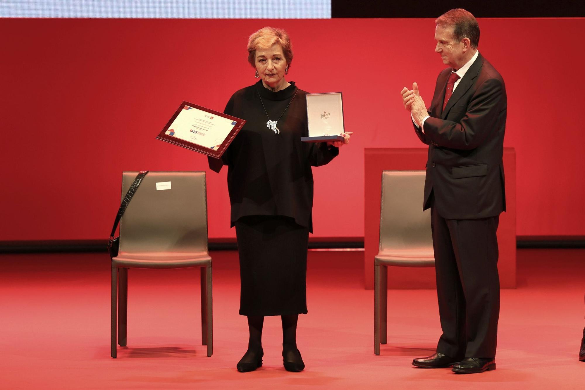 Marisa Real, viuda de Ceferino de Blas, con la Medalla de Oro