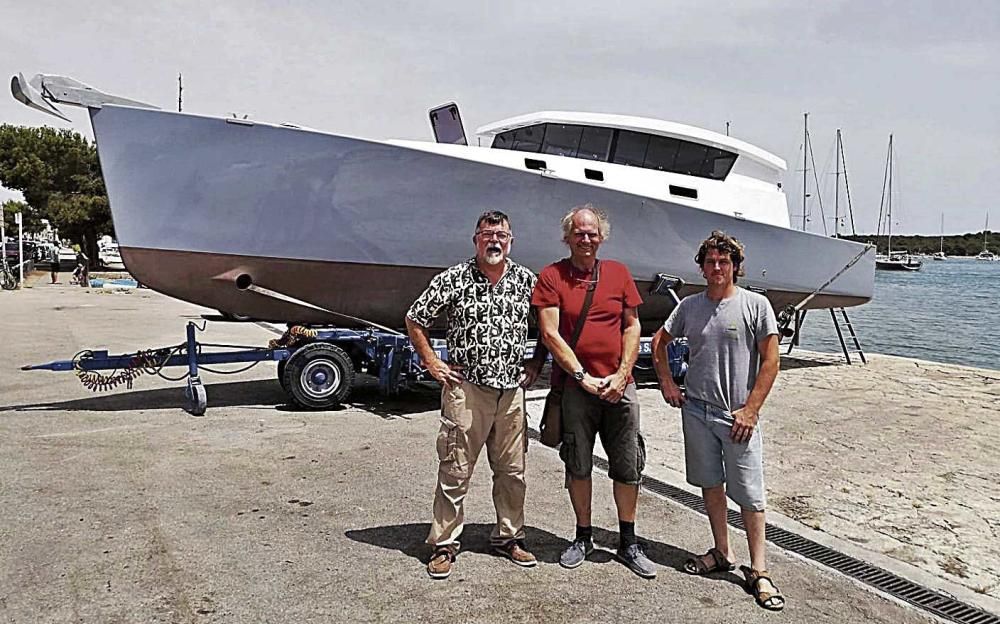 Un mestre d'aixa diseña el primer barco eléctrico de Mallorca