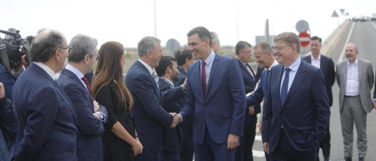 Pedro Sánchez saluda a los miembros del Consell que asisten a la presentación de la gigafactoría de Sagunt