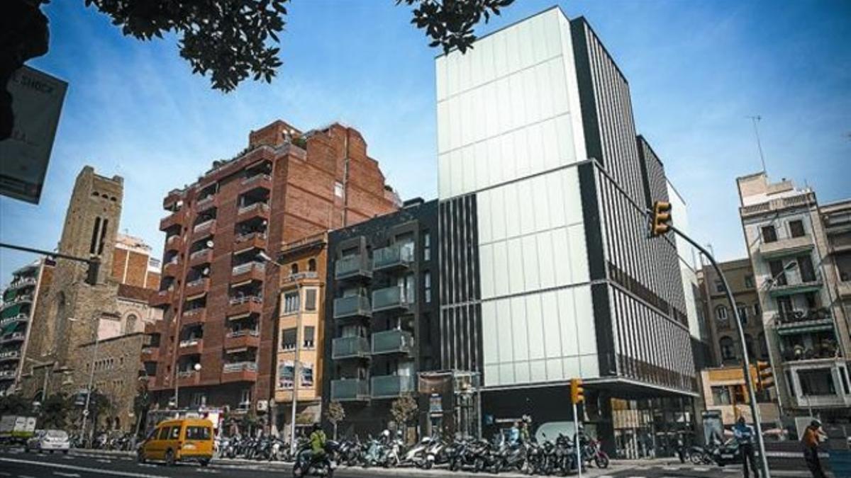 Nueva sede 8 El edificio del Col·legi d'Economistes de Catalunya, ayer, frente a la plaza de Gal·la Placídia.