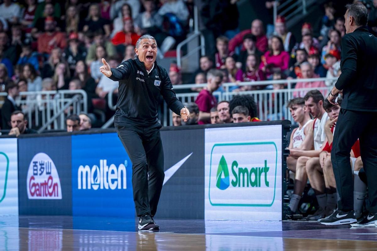 El seleccionador, protestando una acción a los colegiados en Riga