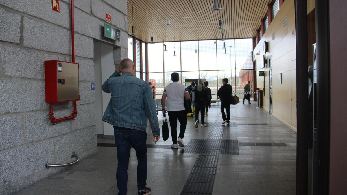 Viajeros en la estación del AVE de Sanabria