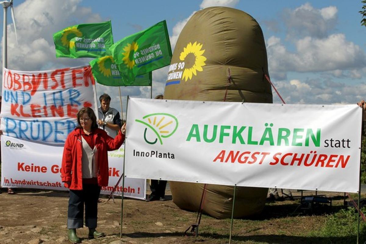 Activistes protesten contra la collita de patates genèticament modificades, avui a Zepkow. Activistes protesten contra la collita de patates genèticament modificades, avui a Zepkow.