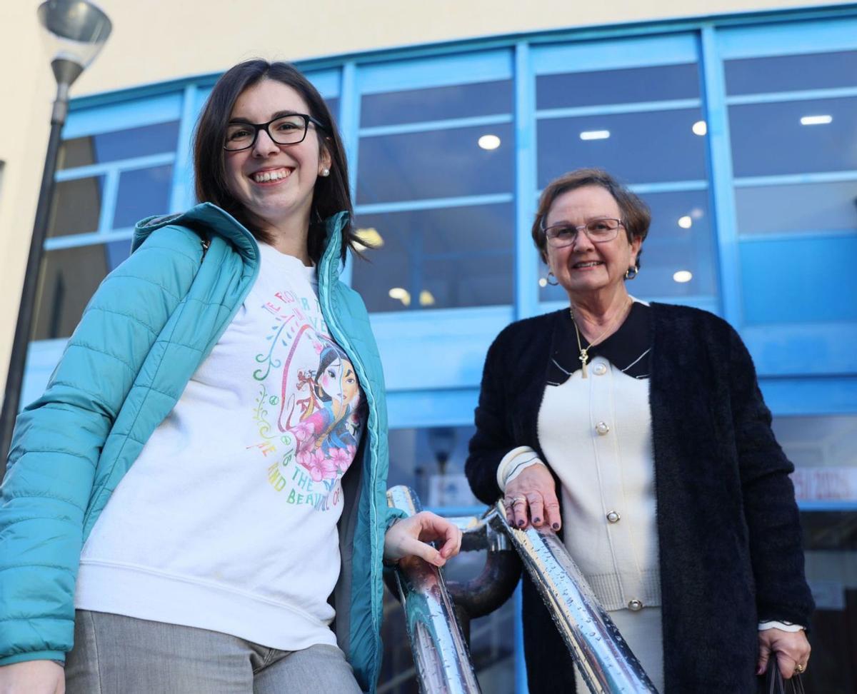 Sara Palacio (a la izquierda) y Carmen Campo, ayer, en Los Canapés. | MARIO CANTELI
