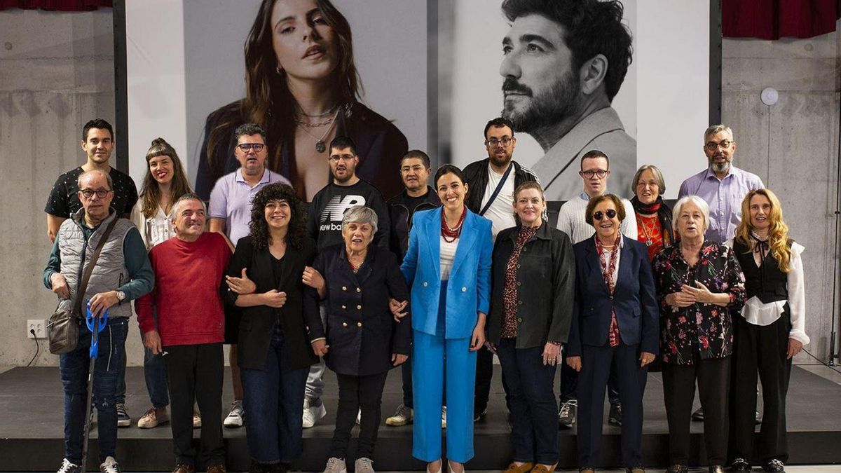Integrantes de la banda CaixaSon junto a Andrea González y las profesoras del proyecto, Su Garrido y Macarena Montesinos.