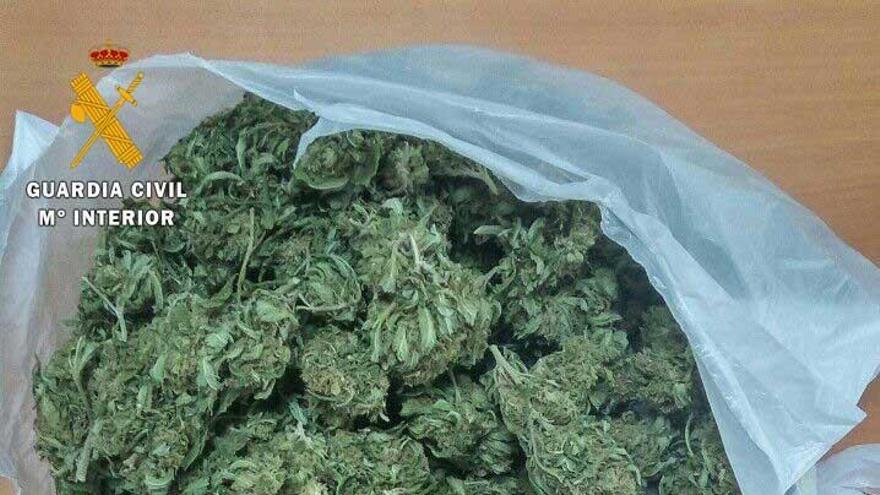 Detenidos dos hombres por llevar marihuana en guitarras españolas