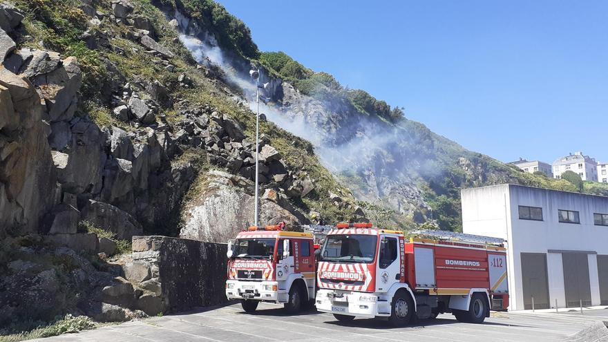 Extinguido un incendio forestal detrás da depuradora do porto de Malpica