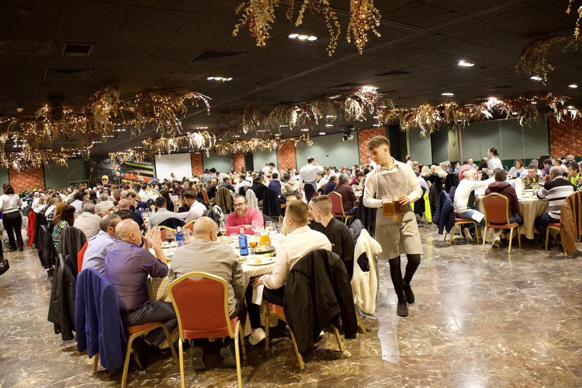 Aspecto del salón de celebraciones durante la cena del club de fans de Fermín Aldeguer