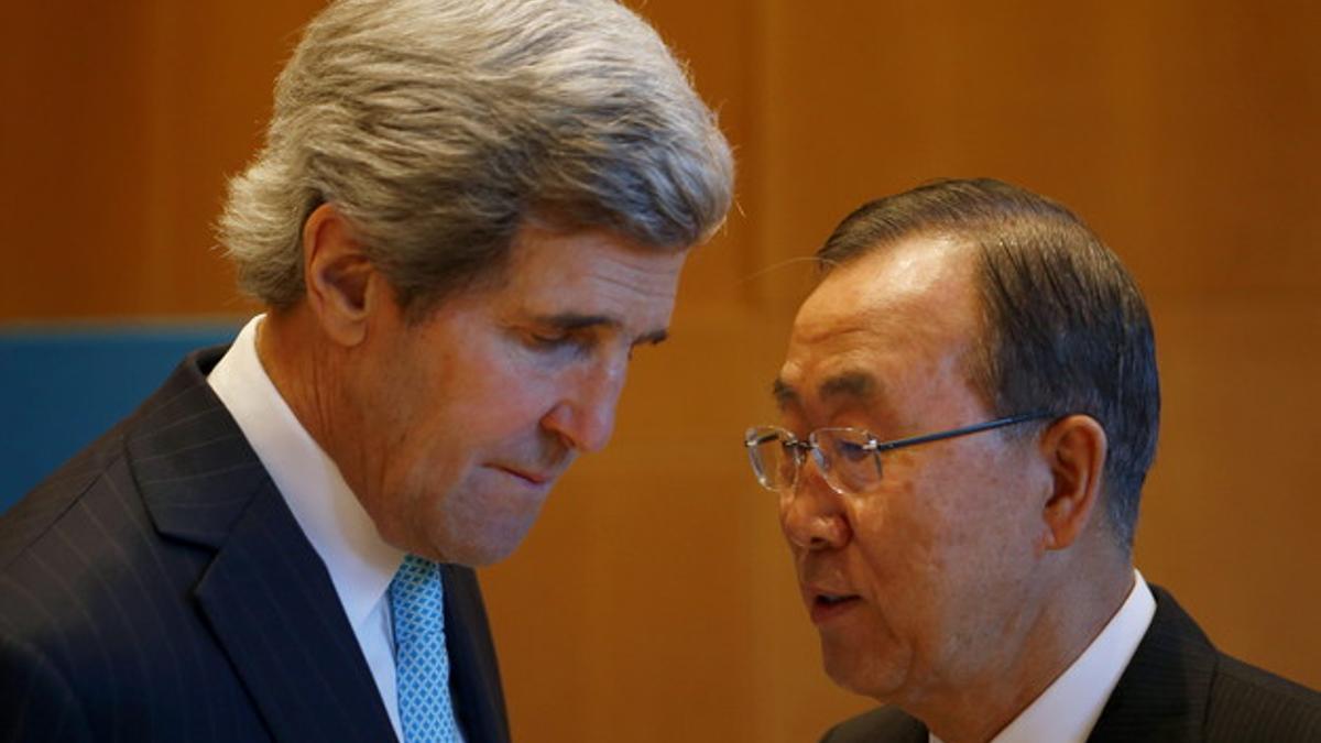 El secretario de Estado de EEUU, John Kerry, habla con el secretario general de la ONU, Ban Ki-moon, antes del inicio de la conferencia de paz.