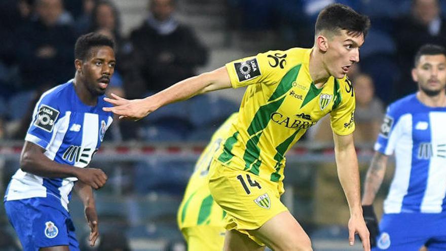 Una imagen de Pepelu con la camiseta del Tondela portugués