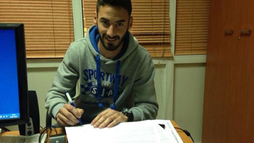 Héctor Figueroa, ayer, firma el contrato que le vincula con la UD. | ud las palmas