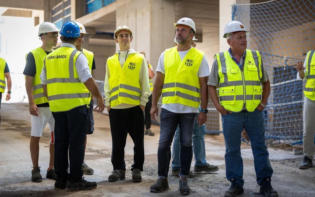 Laporta visita las obras del Spotify Camp Nou junto a Deco, Flick, Lamine Yamal, Gavi y Pedri