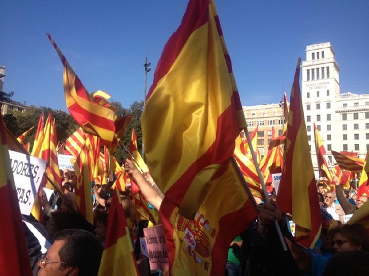 Banderas españolas en la concentración de la plaza de Espanya.