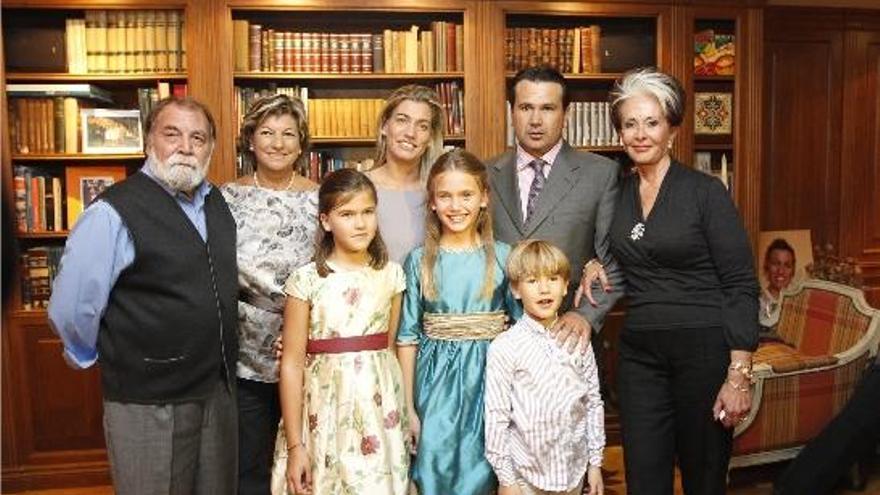 Carmen posa en casa de su abuela Marisa Marín, con su &quot;iaios&quot;, padres y hermanos.