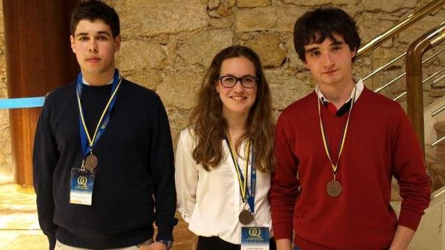 Joaquín Carral Ortigueira (d) con los otros dos alumnos, medalla de bronce.