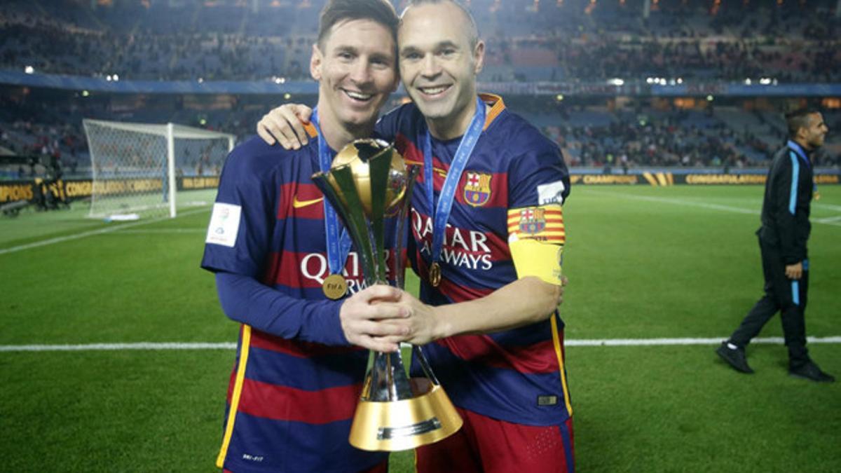 Messi posa junto a Iniesta con el Mundial de Clubes 2015, el 26º título cosechado con la camiseta del FC Barcelona. El manchego también suma los mismos