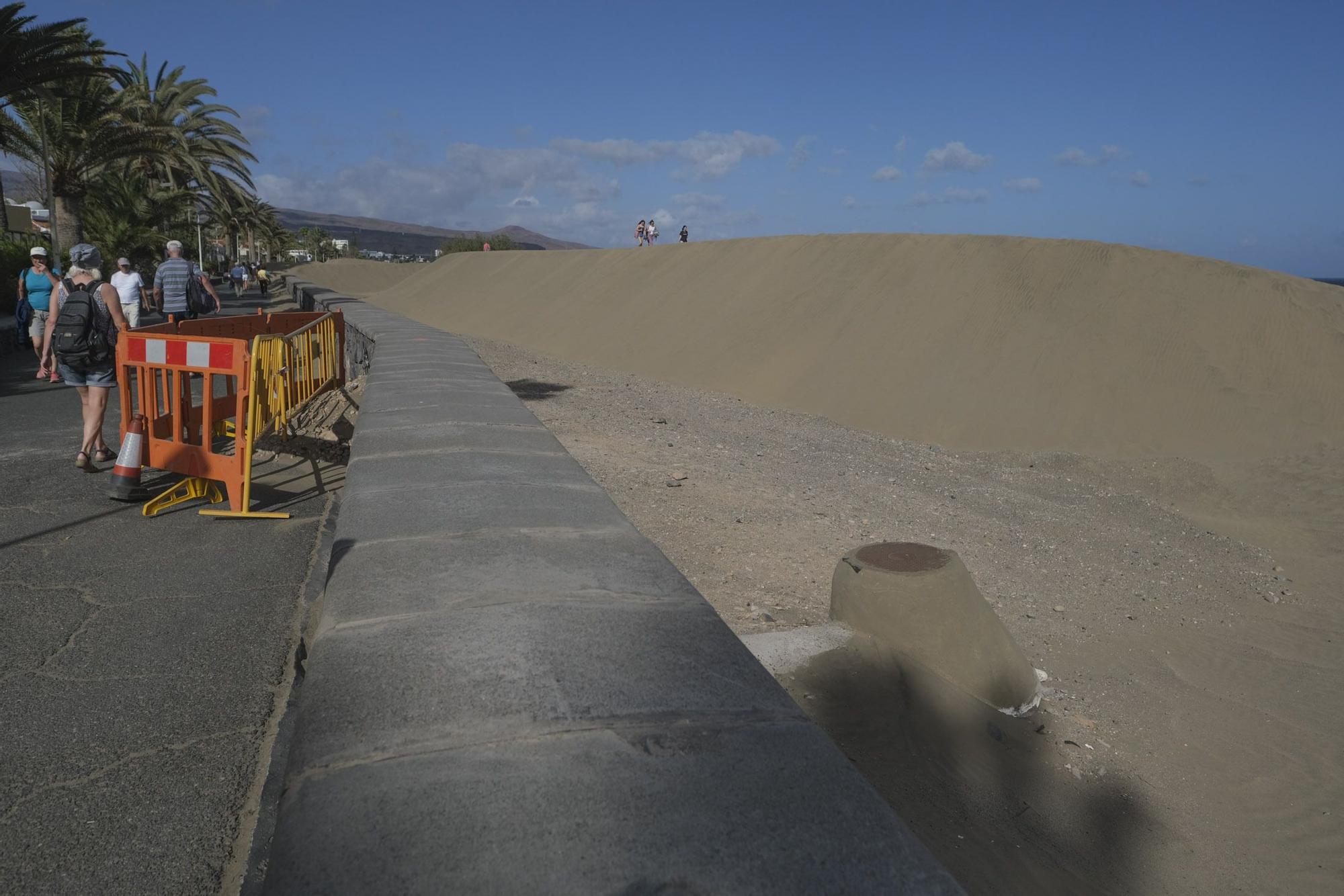 Las dunas de Maspalomas 'se comen' el paseo de Playa del Inglés