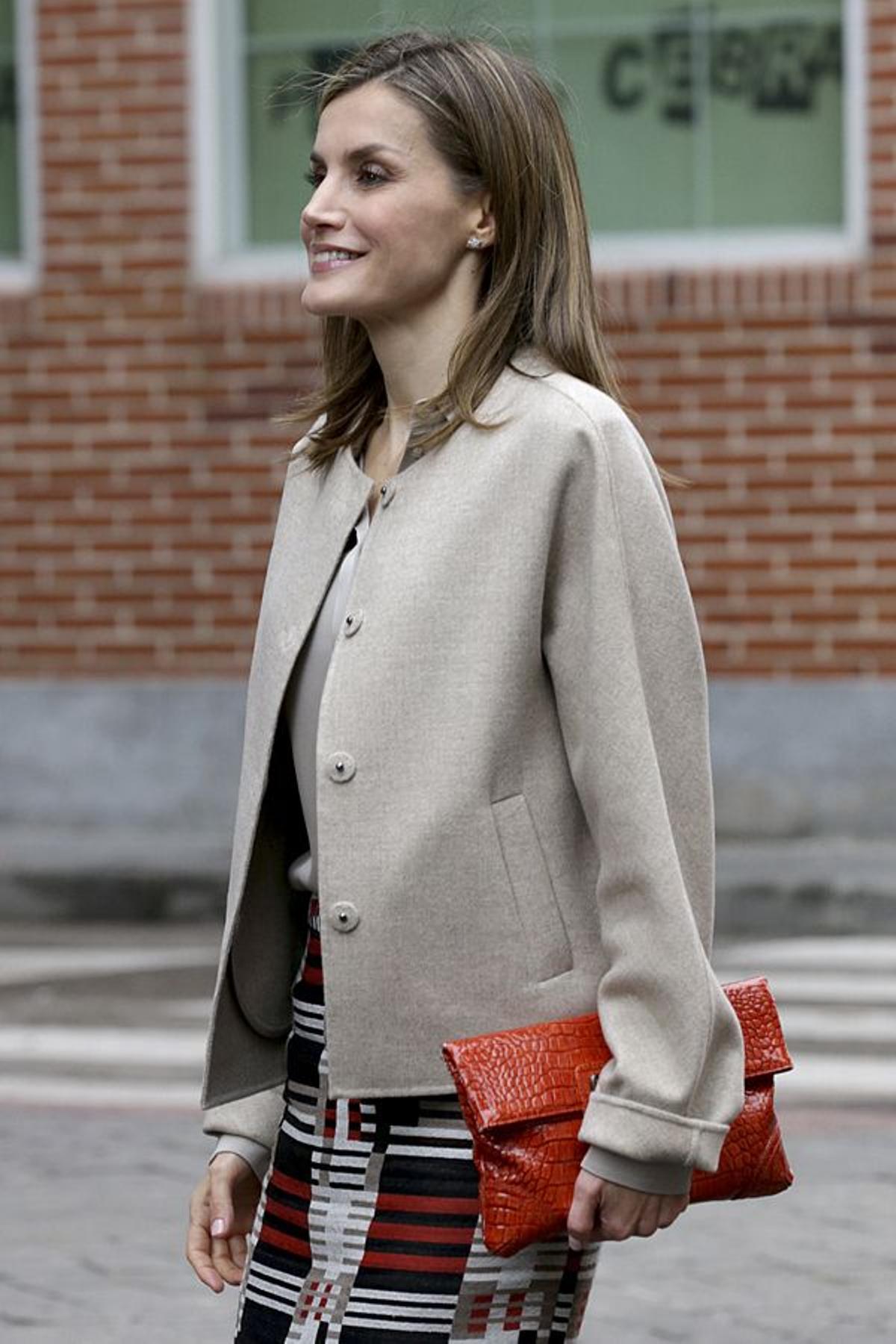 Letizia Ortiz, con cartera de mano rojo coral.