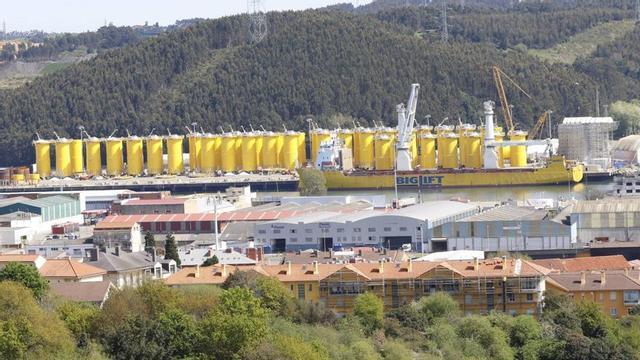 Uno de los momentos de mayor ocupación en los muelles de la margen derecha, con piezas eólicas de transición, listas para embarcar. | MIKI LÓPEZ