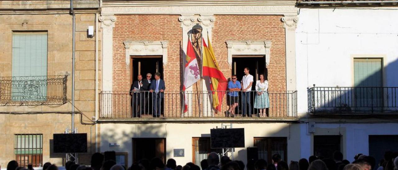 El alcalde anuncia los toros desde el balcón del Ayuntamiento. | A. R.