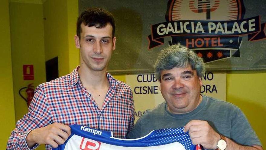 Álex Pombo y Santi Picallo en la presentación del jugador. // R. Vázquez