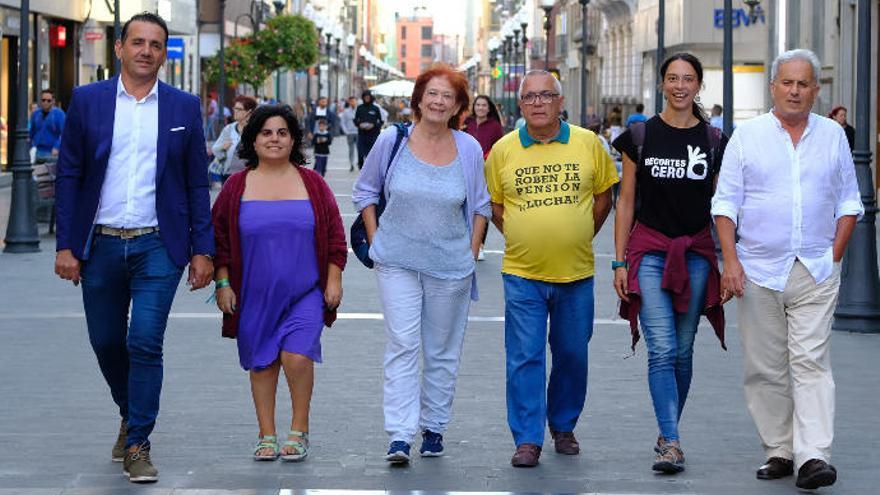 Guillermo Nicanor (Contigo), Iris Sánchez (Pacma), Ana Lermo (PH), Alejandro Alonso (Pdsje), Paula Argueda (Recortes Cero) y Vicente Quintana (Ahora Canarias), en la calle Triana de la capital grancanaria. Ana Alzola (Pum+J), Cramelo Suárez (PCPE) y Nereida López (Verdes) no pudieron asistir a la fotografía.