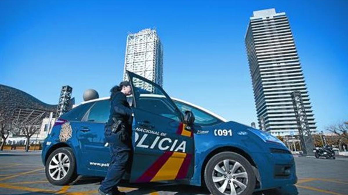 Una agente de la Policía Nacional sube a un 'zeta' en la Vila Olímpica, en Barcelona, esta semana.