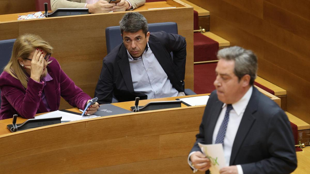 El síndic de Vox José María Llanos se retira de la tribuna en presencia de Carlos Mazón y Susana Camarero.